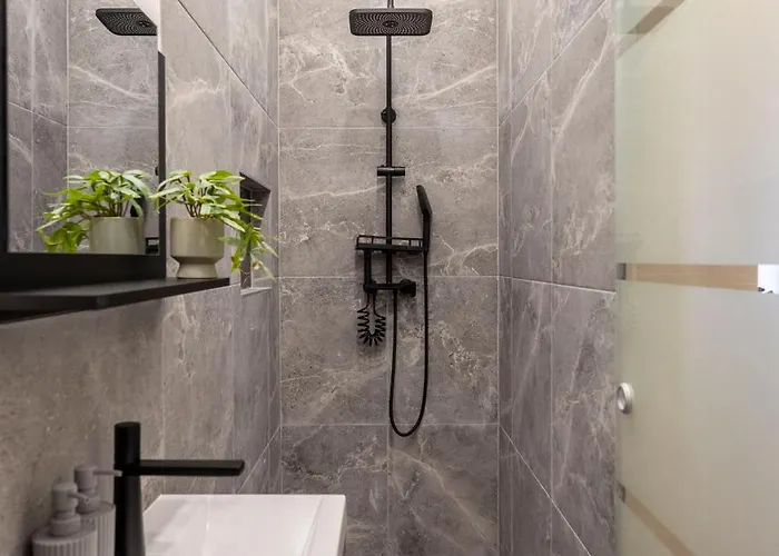 Exclusive Stylish By Prestige Homes Next To The Oktogon Apartament