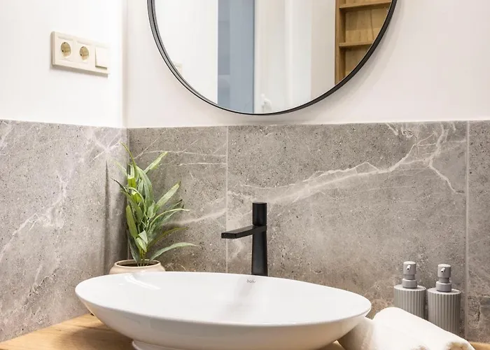 Exclusive Stylish By Prestige Homes Next To The Oktogon Apartament