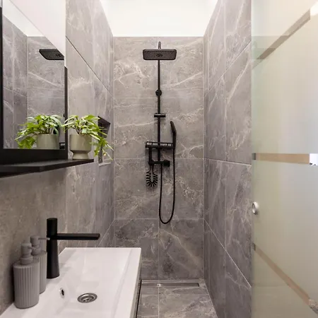 Exclusive Stylish By Prestige Homes Next To The Oktogon Apartament