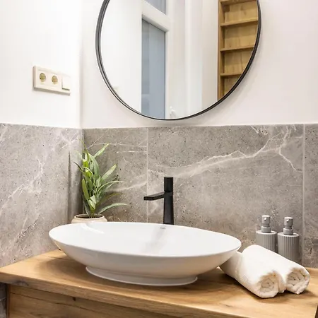 Exclusive Stylish By Prestige Homes Next To The Oktogon Apartament
