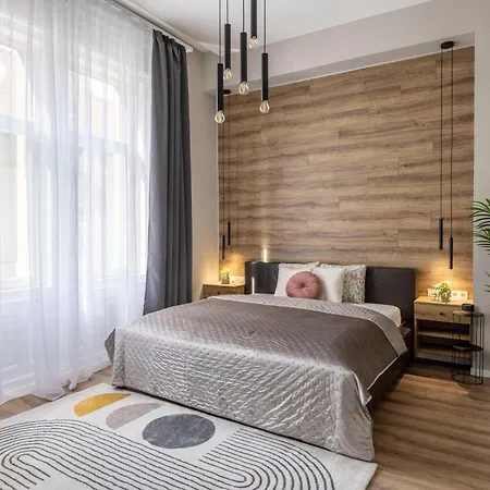 Exclusive Stylish By Prestige Homes Next To The Oktogon Apartament